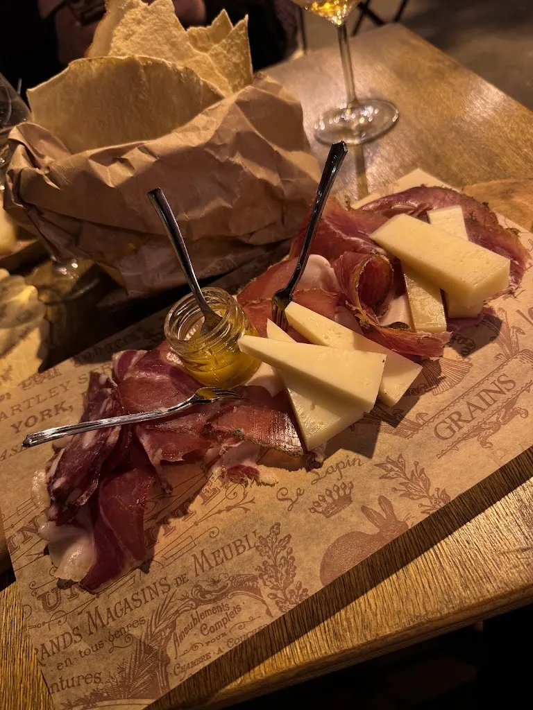 Dispensa 125 Vendita e degustazione di prodotti tipici sardi artigianali, Enoteca_Baunei_slider_image_3