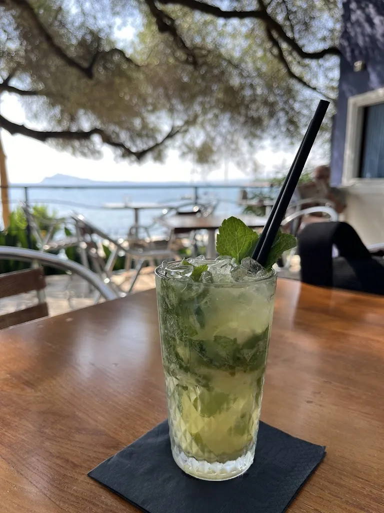 Qui Reitzig_L'Olivastro Bar_Baunei_review