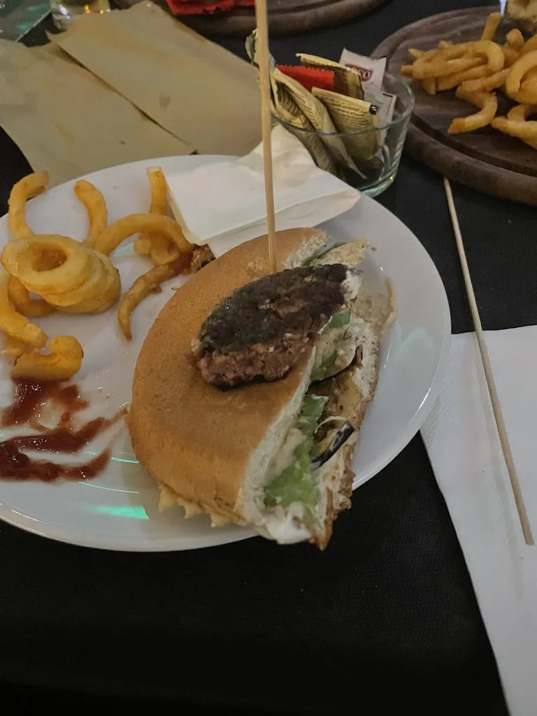 Claudio M_Blanconiglio Irish Pub_Bacu Abis_review