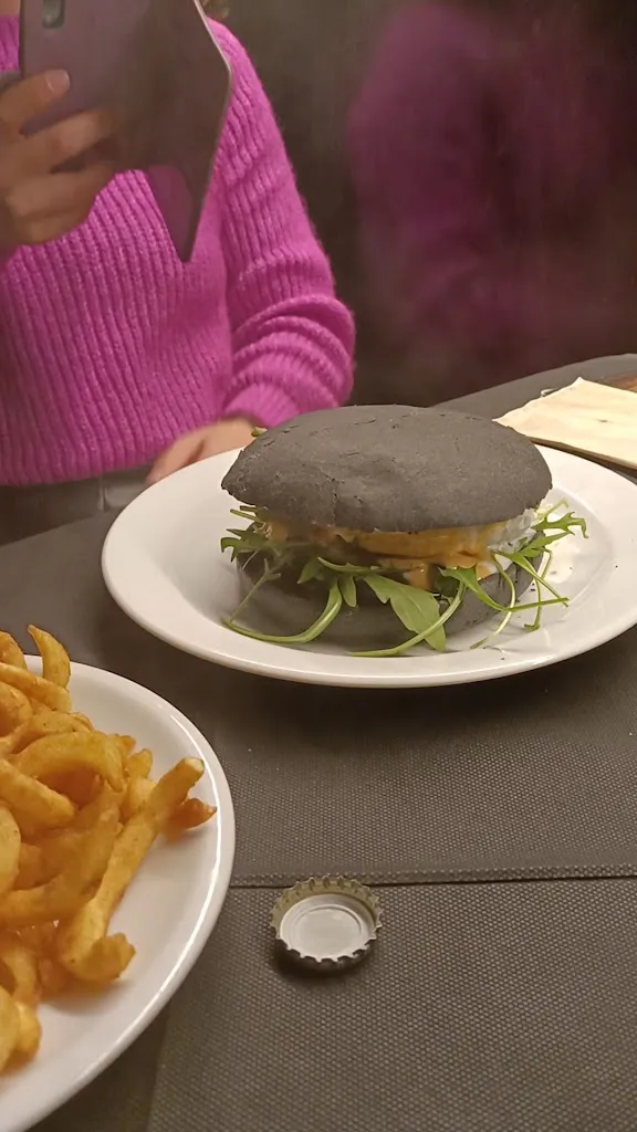 Blanconiglio Irish Pub_Bacu Abis_slider_image_2