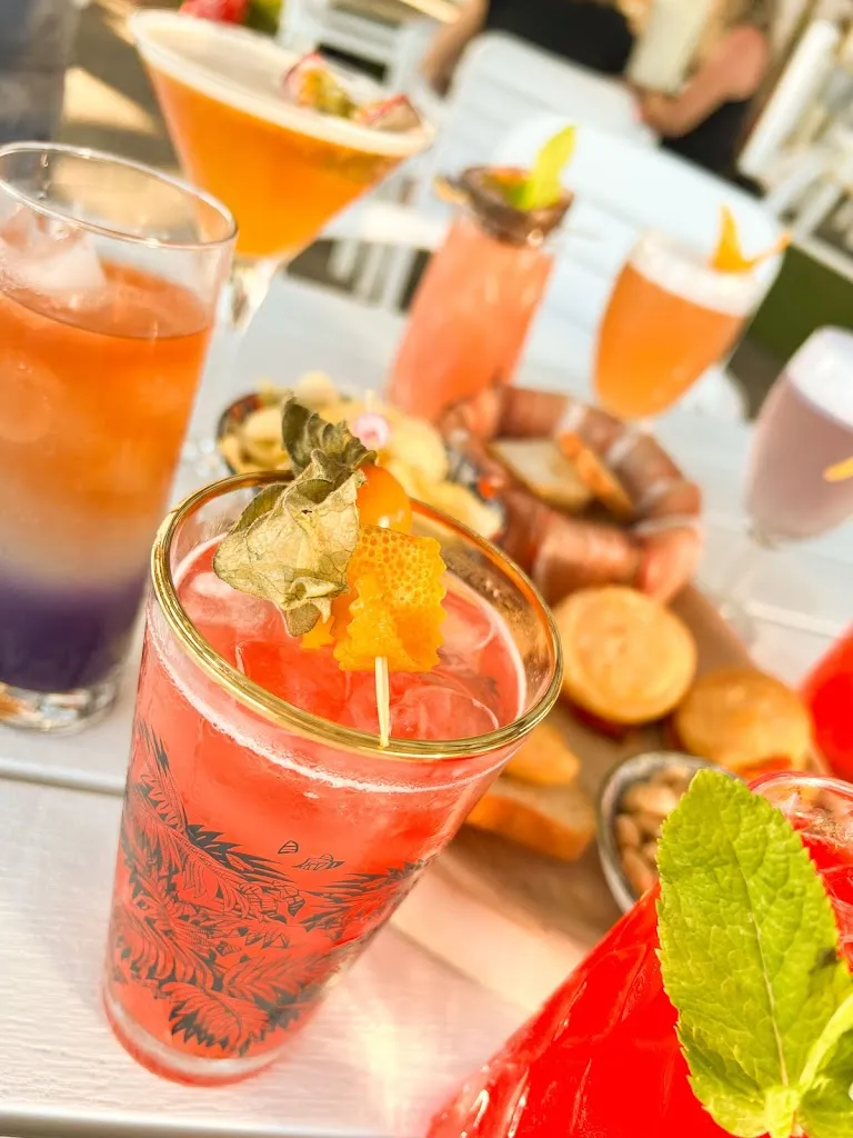 Daisy Summer Eat & Drink_Bosa_slider_image_2