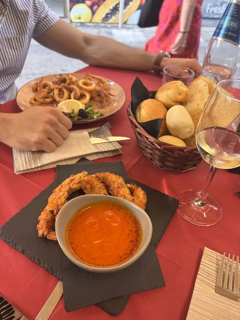 Enikő György-Dini_Cafe' de Paris_Castelsardo_review