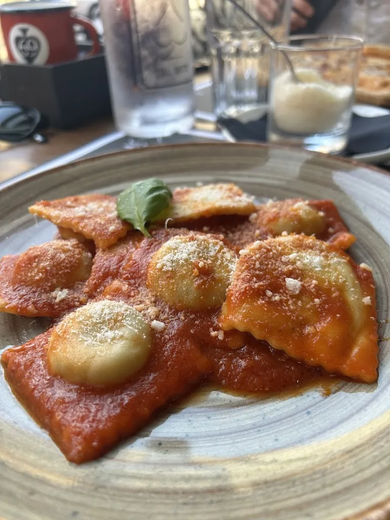 Ábel Maróti_PIZZERIA DIMITRI Asso di Pizze_Cala Gonone_review