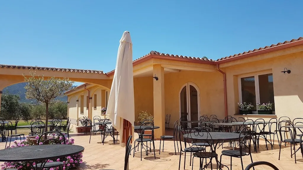 Bedřich Mayjer_Hotel Tanca Irde_Capoterra_review