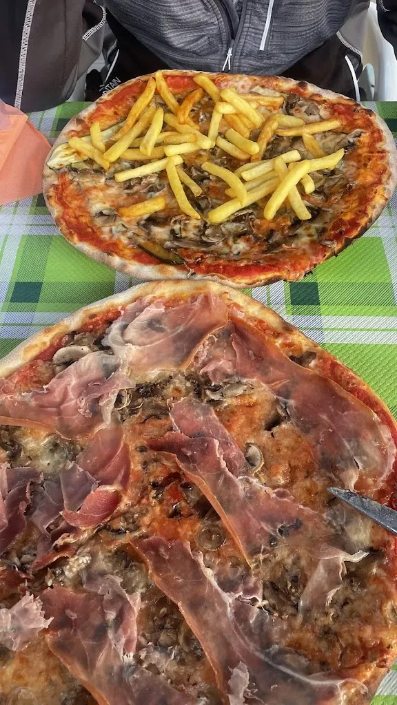 SANDRINE DESVAUX_Pizzeria bar da Flavio_Gonnosnò_review