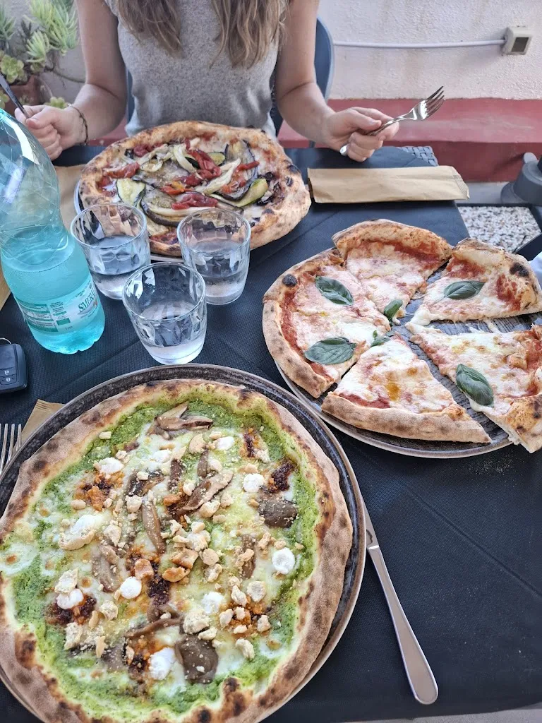 Willem de Rooij_Pizzeria Eat and Go_Lotzorai_review