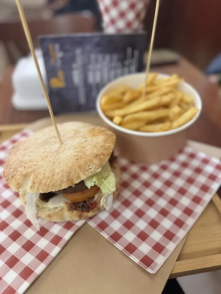 Valeria Prunas_Pub La Meteora Luras_Luras_review