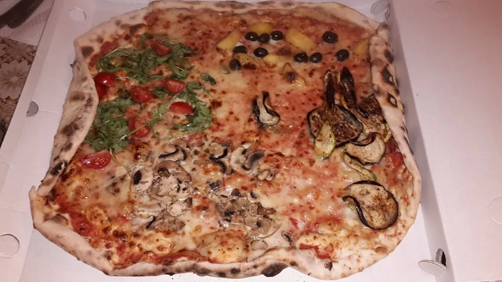 La piazzetta pizzeria_Maracalagonis_slider_image_3