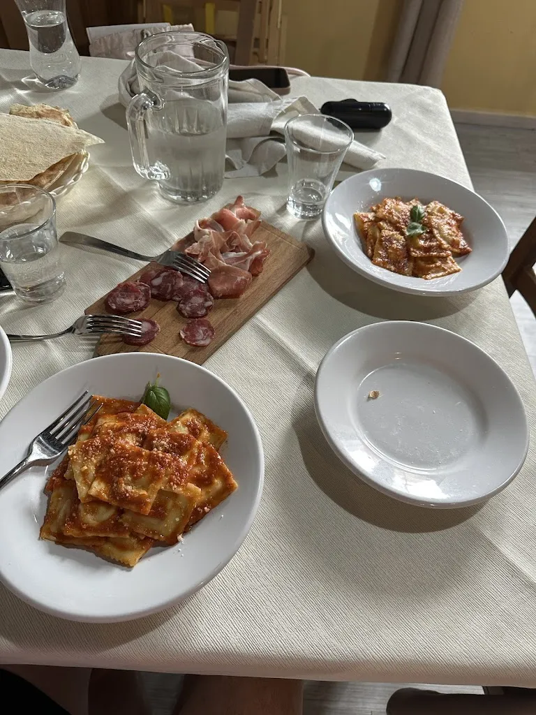 Jason Houser_Bar Pizzeria Ristorante L'altro Bar di Maria Chiara Paddeu_Ollolai_review