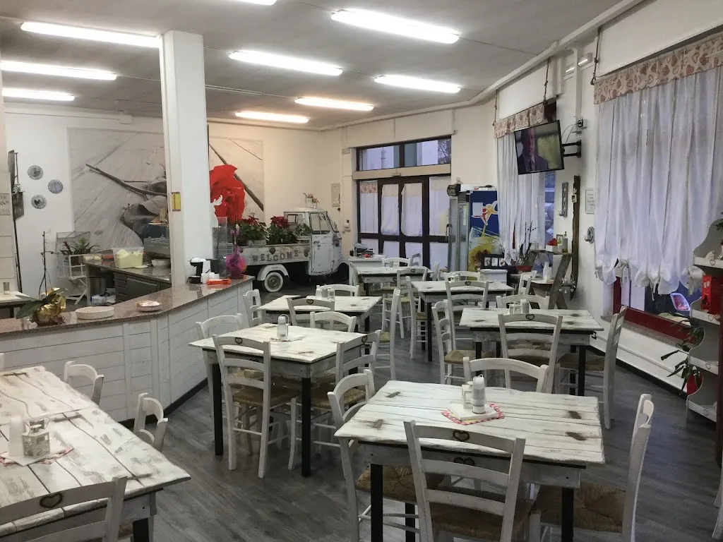 Pizzeria "L' Ape Pizza" di Gianni e Marisa restaurant in Oliena