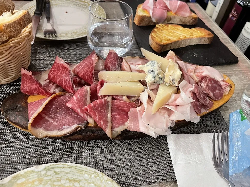 Enoteca Wineria Sant'Elena_Quartu Sant'Elena_slider_image_3