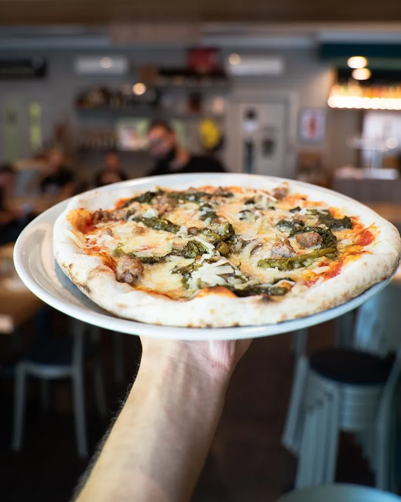 Pizza Margherita Risto Pub_Quartu Sant'Elena_slider_image_3