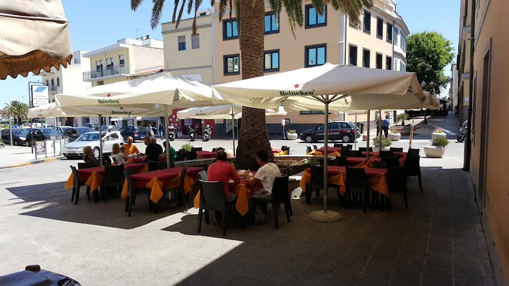 FUORI ORARIO BAR PIZZERIA restaurant in Porto Torres