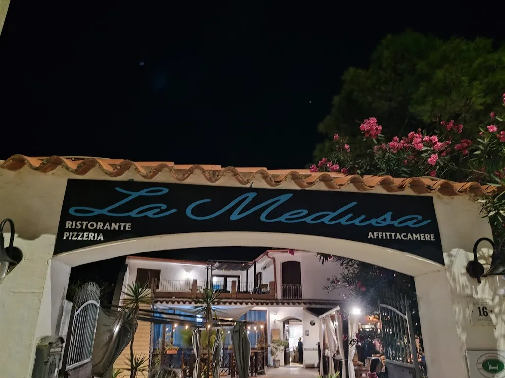 La Medusa, Ristorante, Pizzeria, Affittacamere_Sant'Anna Arresi_slider_image_2