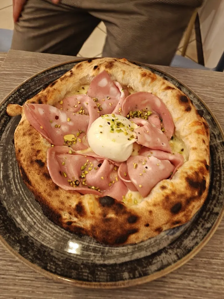 Wojtek Rusiecki_Fuorigrotta Pizzeria_Sestu_review