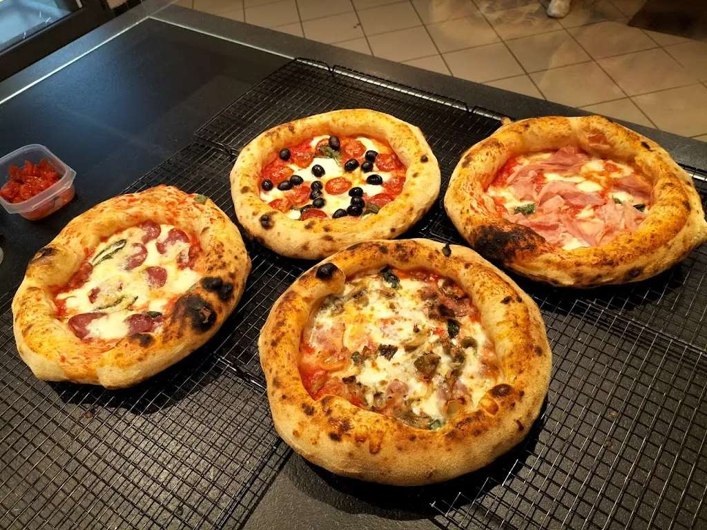 Fuorigrotta Pizzeria_Sestu_slider_image_3