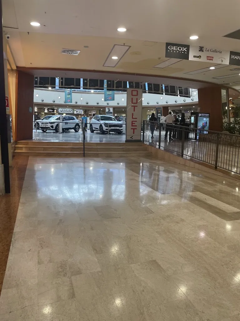 Stas Ponomarov_Centro Commerciale La Corte del Sole - Sardinia Outlet_Sestu_Bewertung