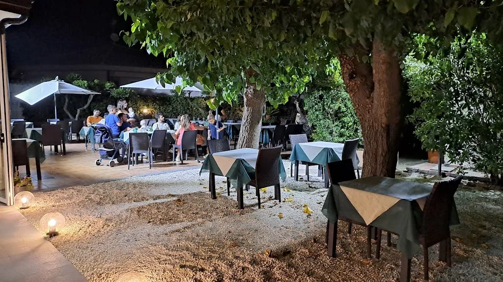 Amelia Pizzeria Food & Drink restaurant in Aci Sant'Antonio