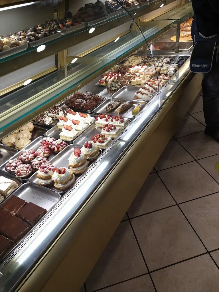 Gran Caffè Maugeri restaurant in Aci Sant'Antonio