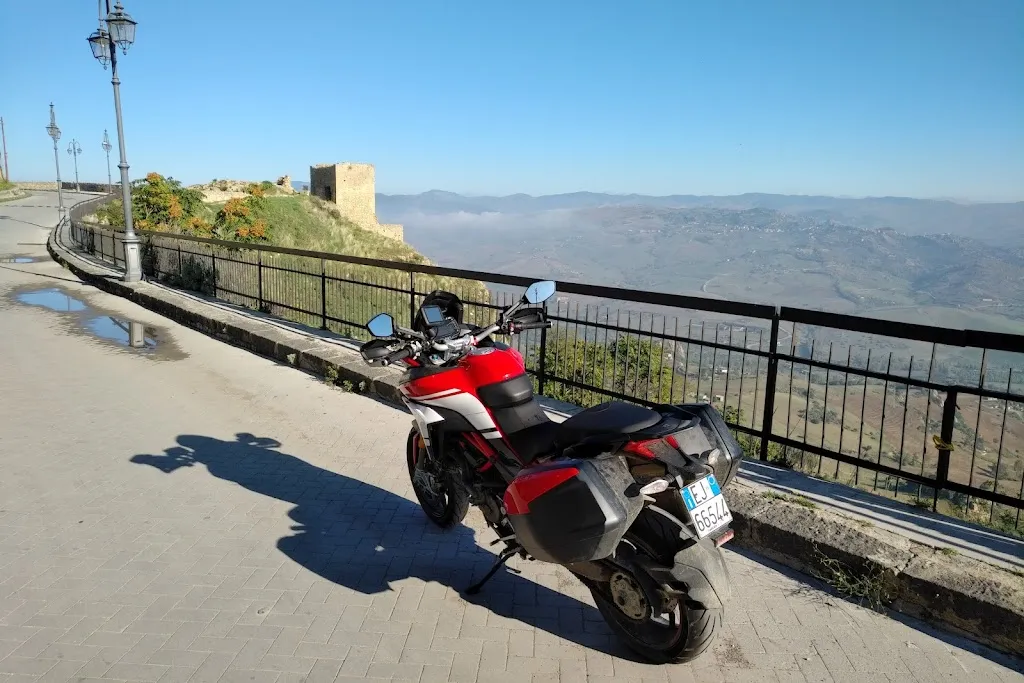 Allan_Houses in Borgo_Agira_review