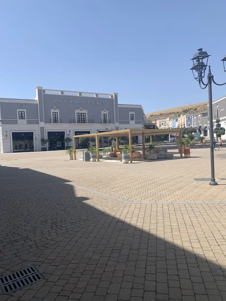 Vereniki Alta_Sicilia Outlet Village_Agira_review