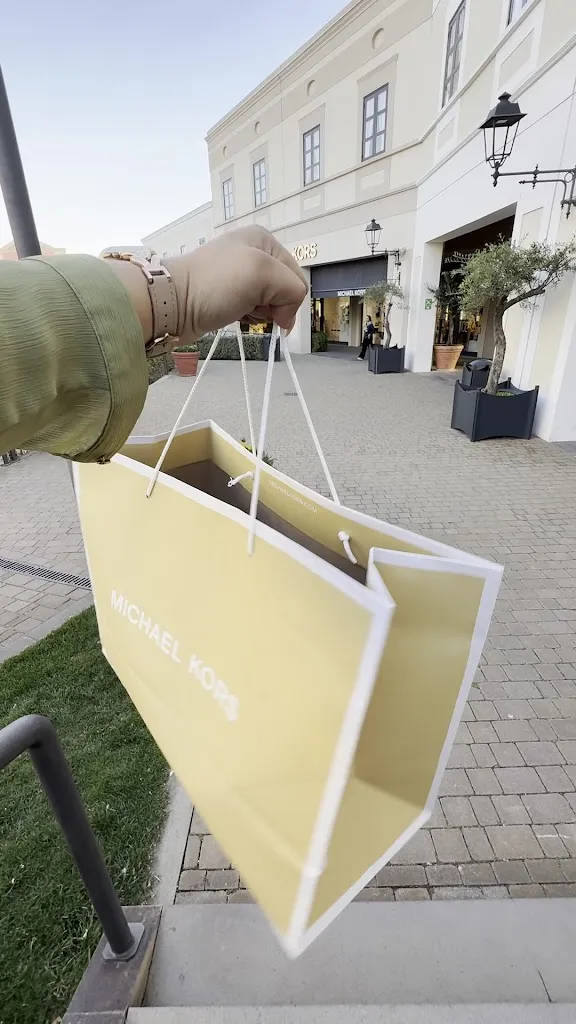 Hanan J_Sicilia Outlet Village_Agira_review