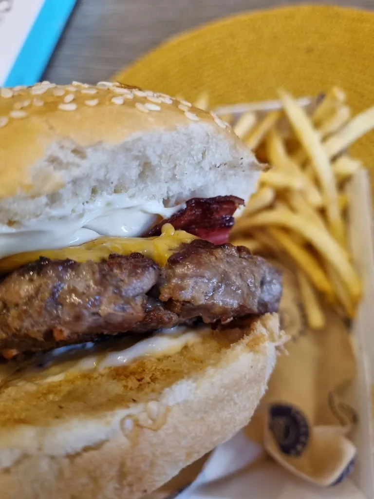 Erika Li_Trilona Burgers_Agliandroni-Paternella_review