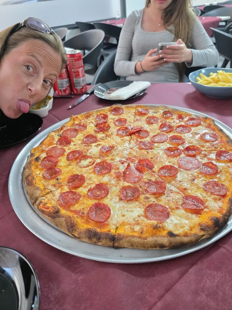 Zeca Bridges_Piper's Pizza and Bar_Borgetto_review