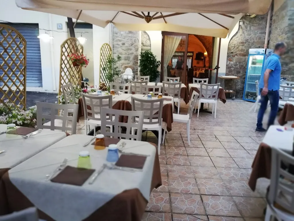 Trattoria Di Giannino Cesarino restaurant in Camastra