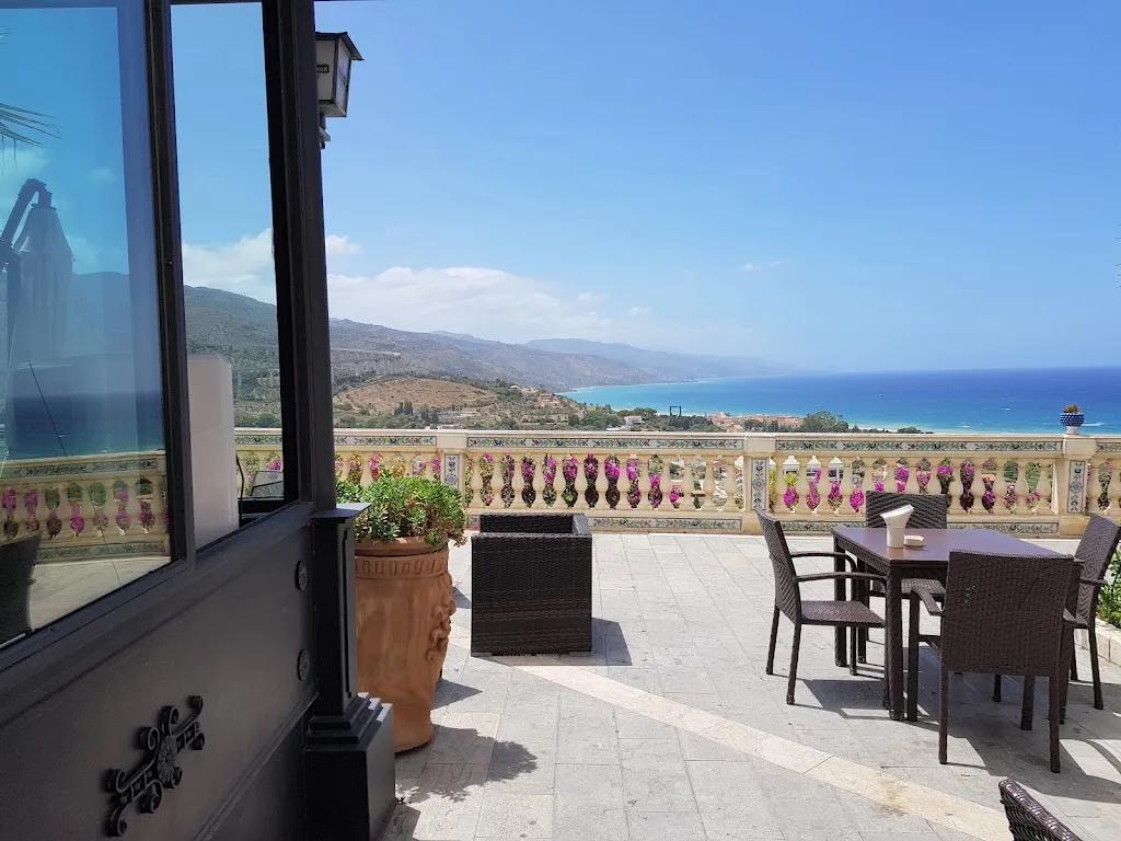 Le Palme Cafè restaurant in Camastra