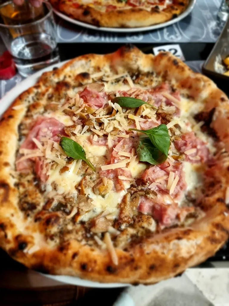 Sophie Stoner De Ketelaere_Pizzeria Maninpasta Pizzaioli dal 1990_Caltanissetta_review