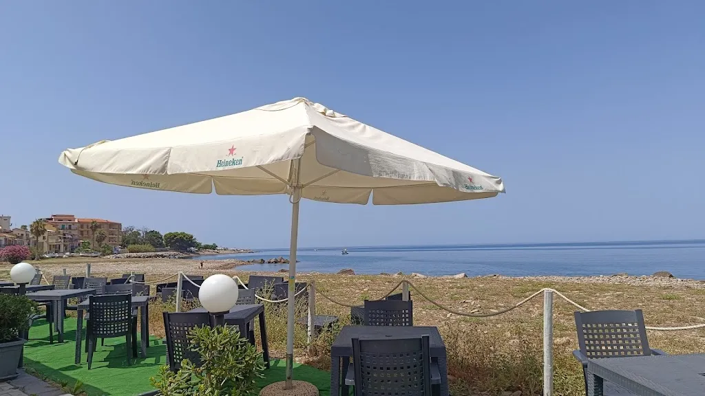 Gábor Lustyik_Lido Little Paradise_Caronia_review