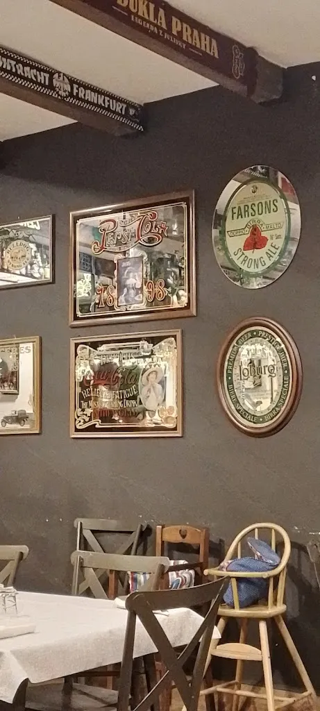 Corinne Vella_Pizzeria *Paper old Moon* since 1984_Cassibile_review