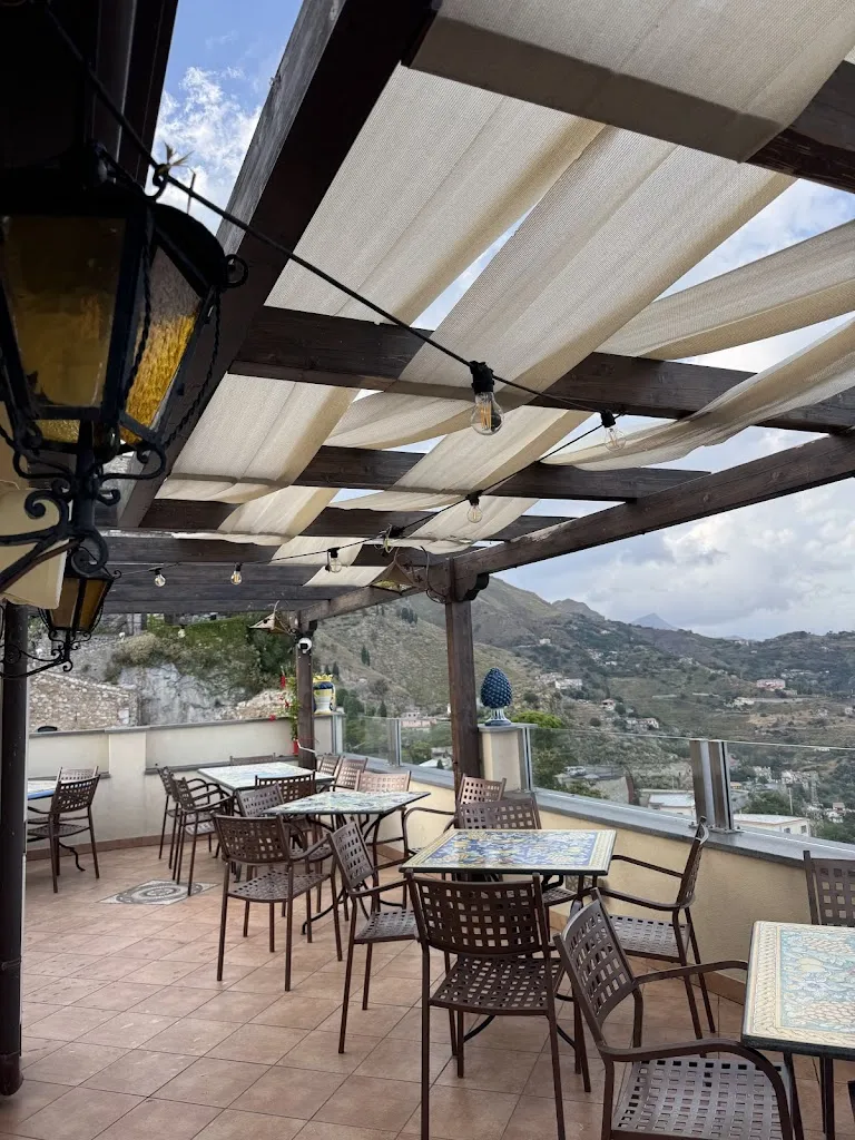 dalma laszlo_Pizzeria Nina_Castelmola_recensione