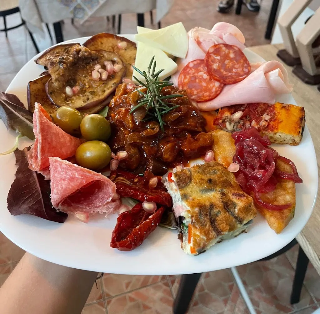 Pizzeria-Trattoria La Favara_Contessa Entellina_slider_image_3