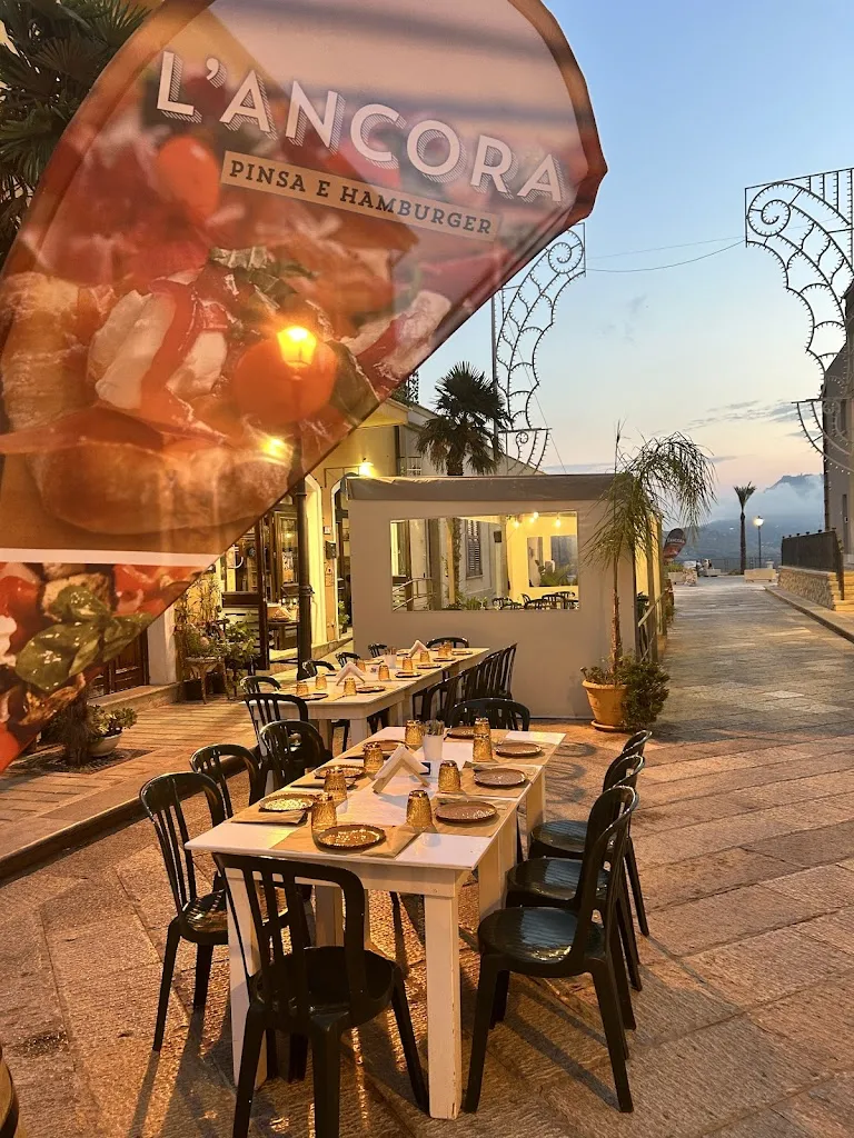 L’Ancora Pinsa e Hamburger restaurant in Custonaci