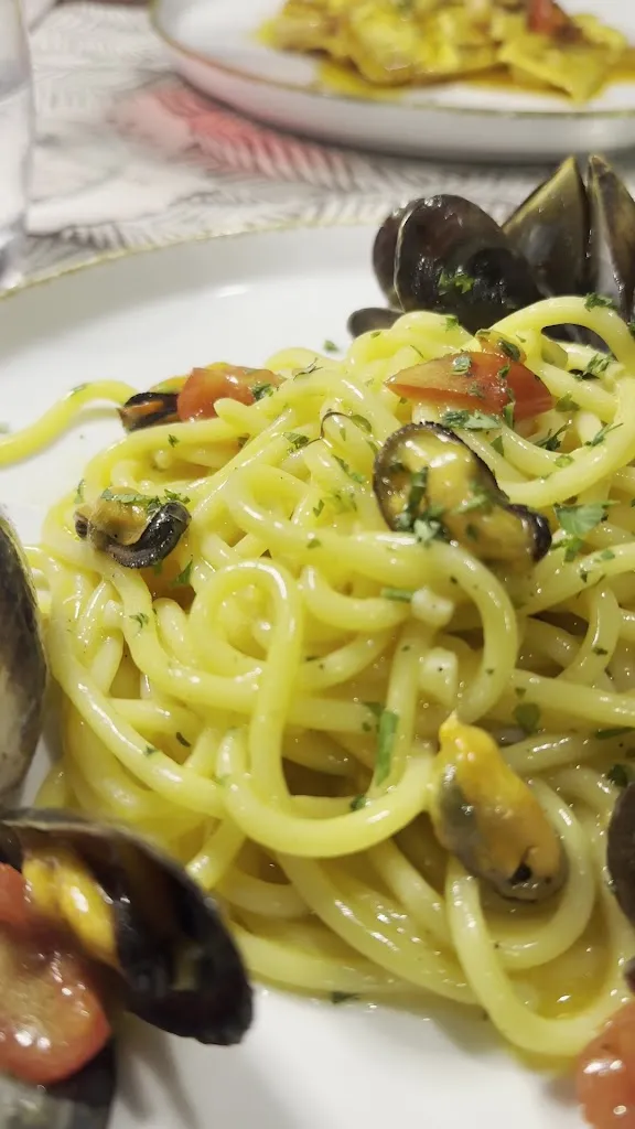 Lilies_Cefalù_slider_image_2