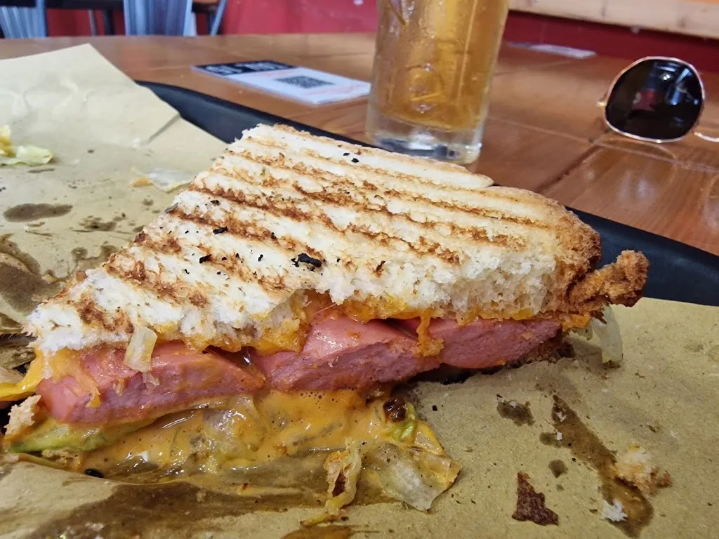 Maikel Peters_Squisito - Toast & Hamburger_Cefalù_review