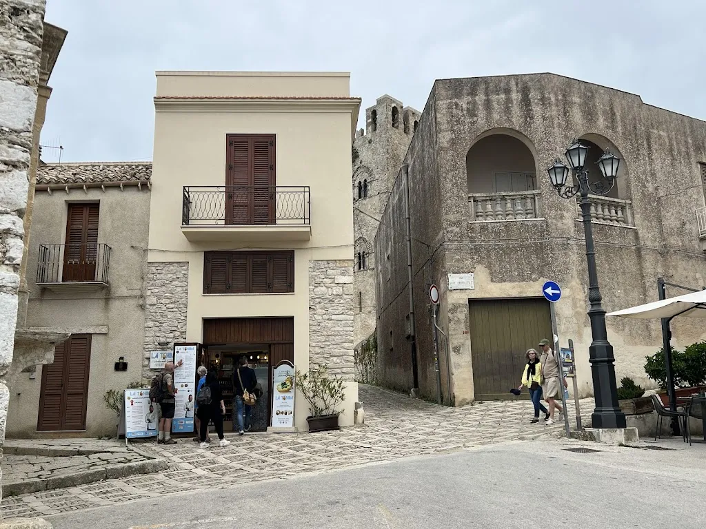 Xueyan D_La Tonda Fritta_Erice_review