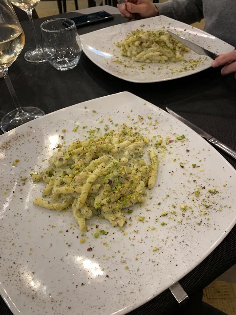 Gregory Merguerian_Sciauru_Favara_review