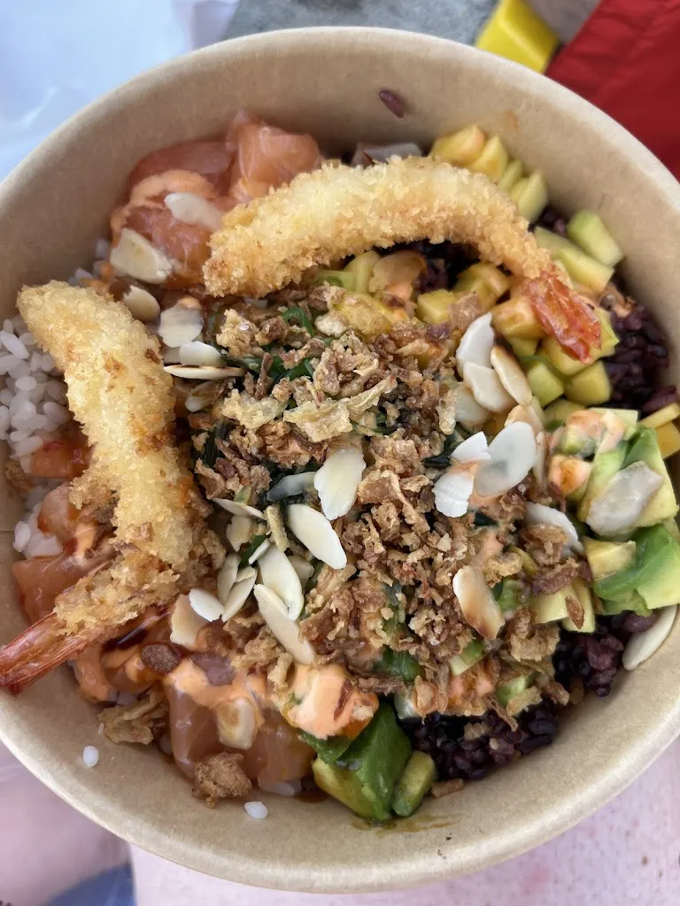 Alessia Nava_Makai poke_Faro Superiore_reseña