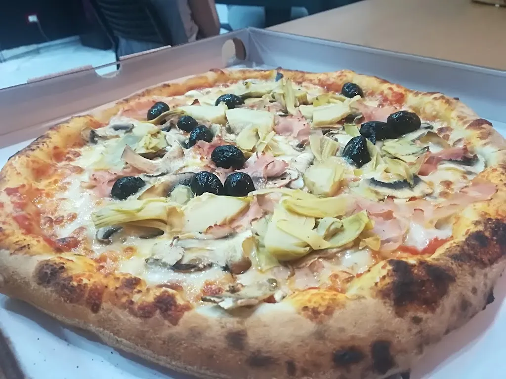 Opera Pizza & Food restaurant in Francofonte