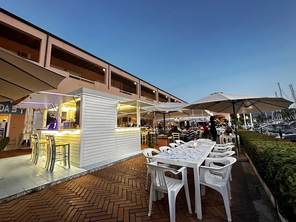 RICOMINCIO DA 3_Furnari_slider_image_1