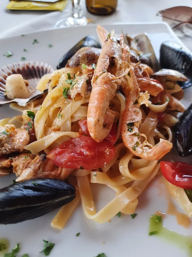 Yelena Mejova_Lounge Bar trattoria il canape'_Gioiosa Marea_review