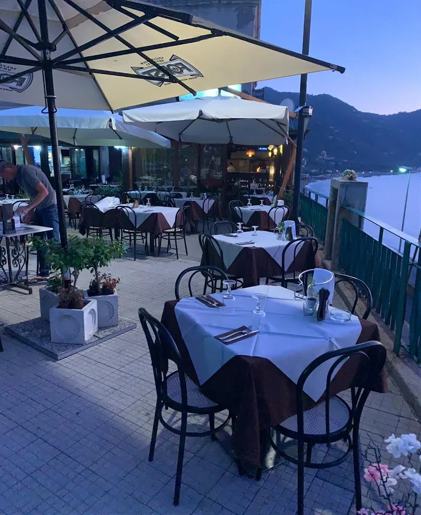 Lounge Bar trattoria il canape' restaurant in Gioiosa Marea