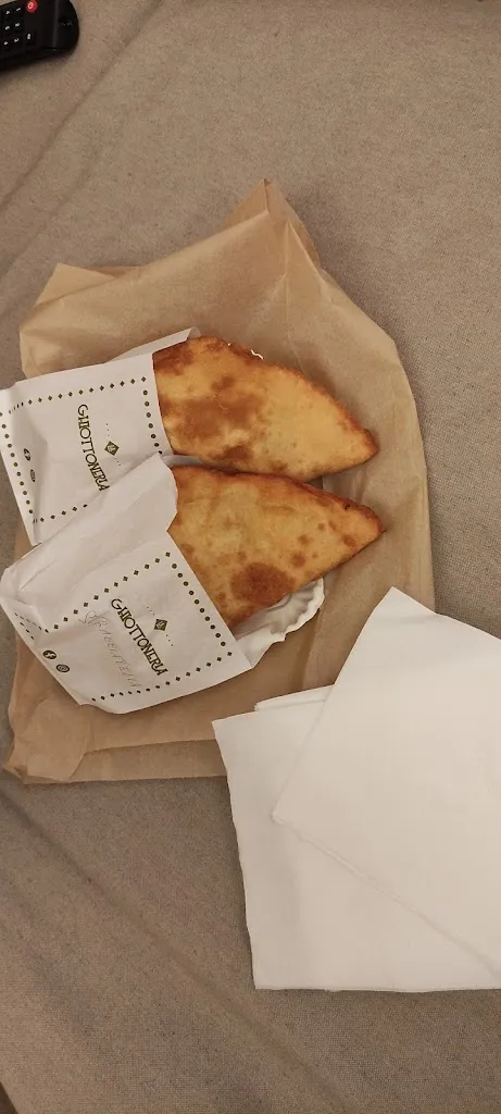 Christos Moschos_LA GHIOTTONERIA PANZEROTTERIA_Gravina in Puglia_review