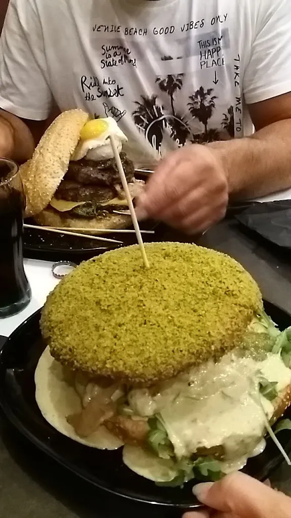 Fiona Bartolo_NONNA BURMELA HAMBURGHERIA DESY WHITE_Giarre_review