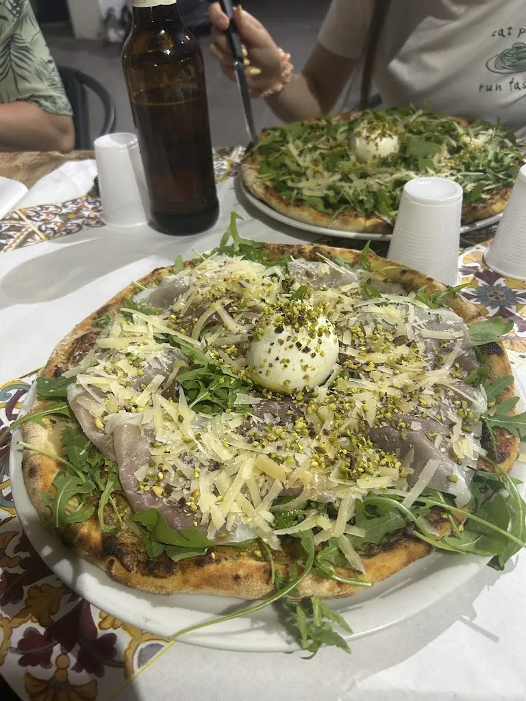 Adam Rajčan_PizzeriaMezza Luna_Gravina di Catania_review