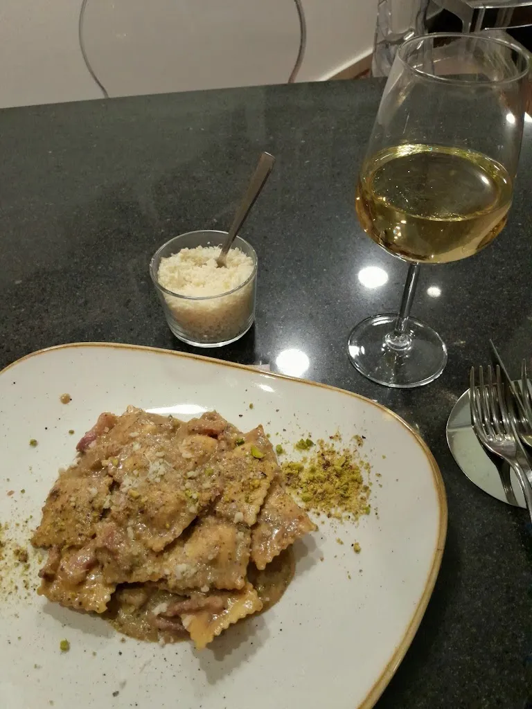 Daria Pivovarova_Gatto Blu Osteria Lounge Bar_Linguaglossa_review