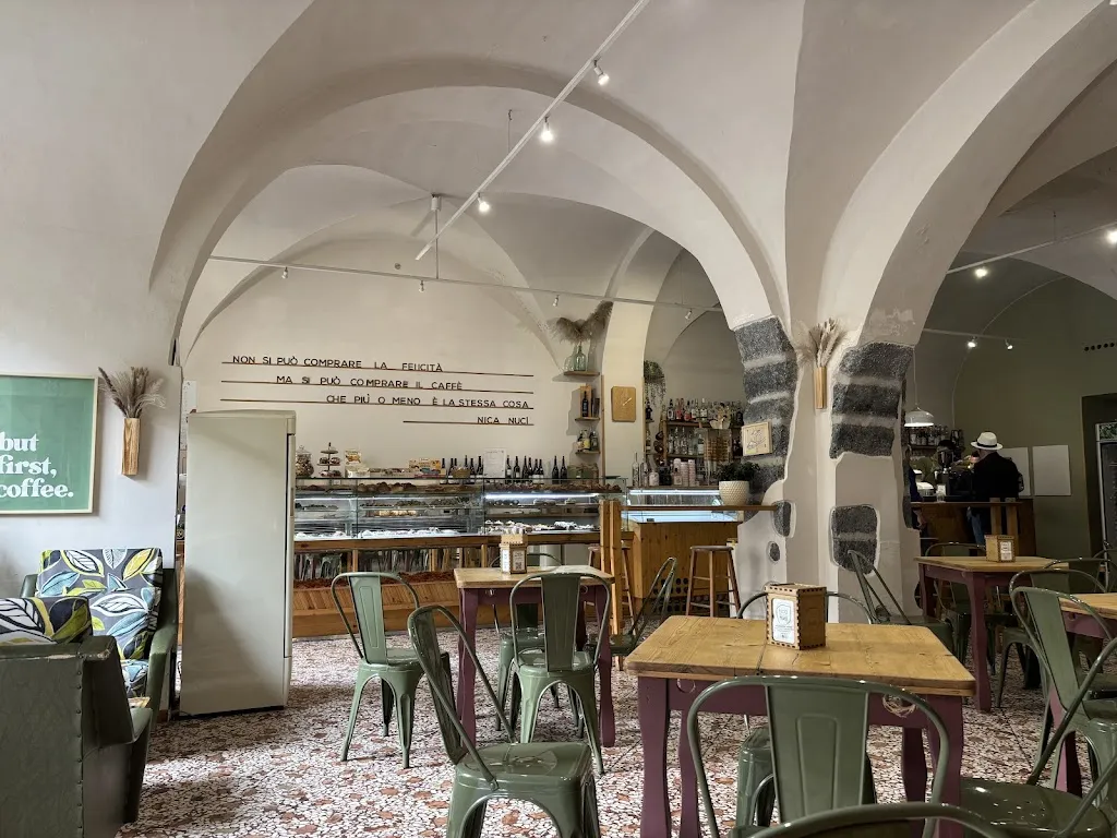 Mary Holden_Nica Nuci_Linguaglossa_review